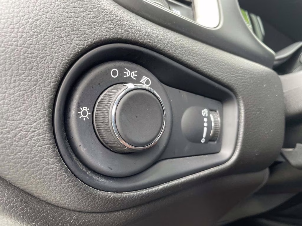 2023 Alpine White Clearcoat Jeep Renegade Latitude 4X4 SUV