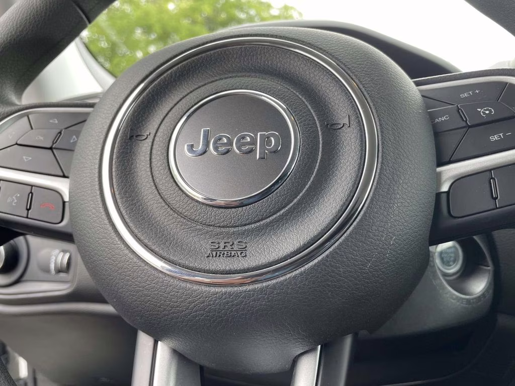 2023 Alpine White Clearcoat Jeep Renegade Latitude 4X4 SUV