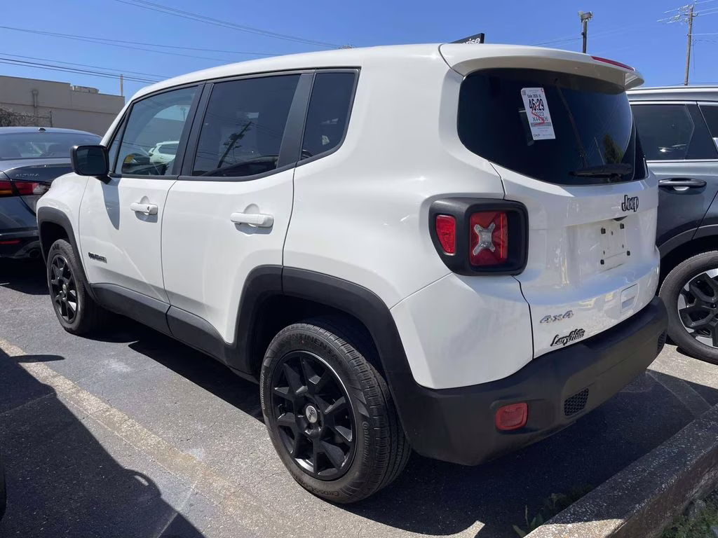 2023 Alpine White Clearcoat Jeep Renegade Latitude 4X4 SUV
