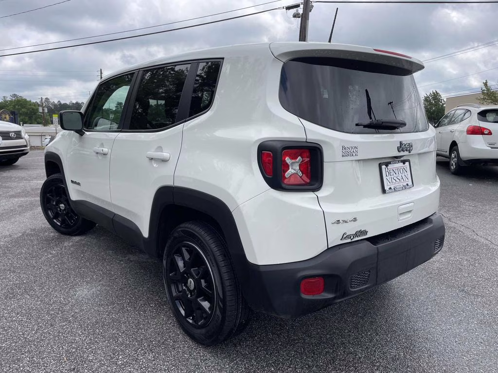 2023 Alpine White Clearcoat Jeep Renegade Latitude 4X4 SUV