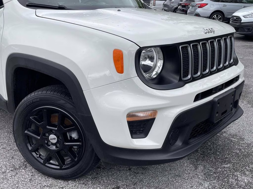 2023 Alpine White Clearcoat Jeep Renegade Latitude 4X4 SUV
