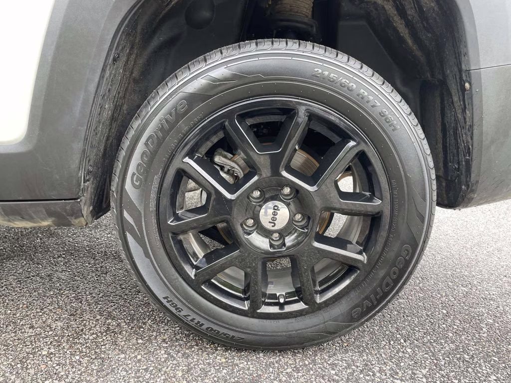 2023 Alpine White Clearcoat Jeep Renegade Latitude 4X4 SUV