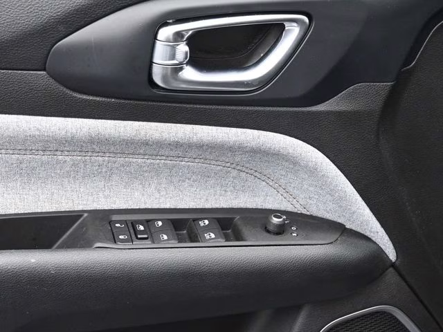 2022 Billet Silver Metallic Clearcoat Jeep Compass Latitude Lux 4X4 SUV