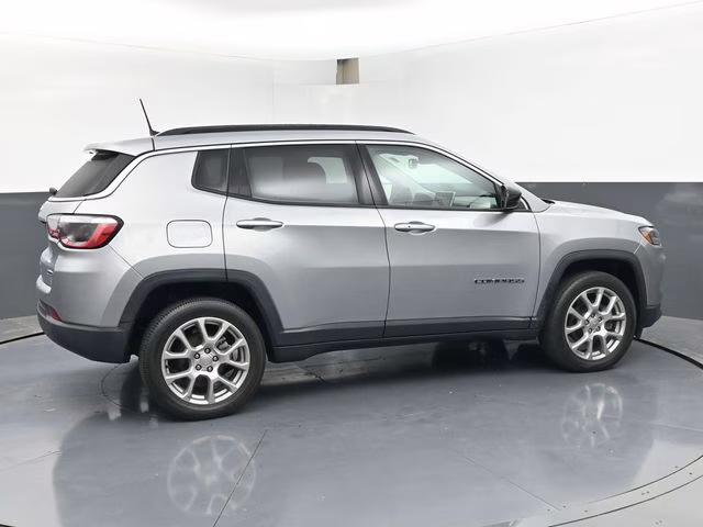 2022 Billet Silver Metallic Clearcoat Jeep Compass Latitude Lux 4X4 SUV