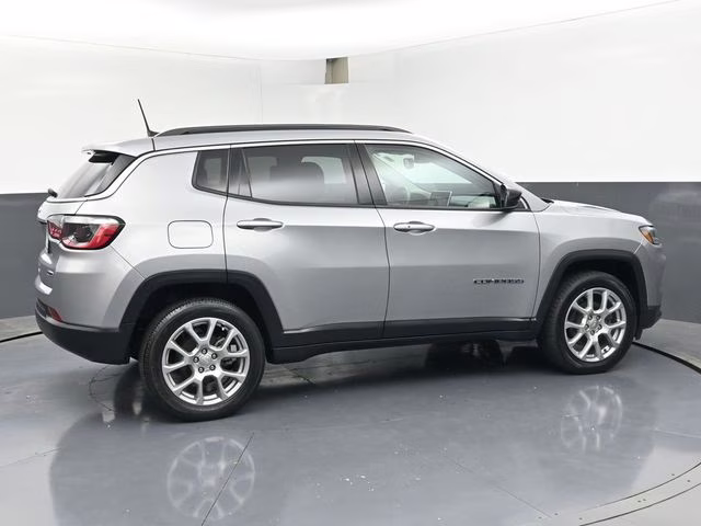 2022 Billet Silver Metallic Clearcoat Jeep Compass Latitude Lux 4X4 SUV