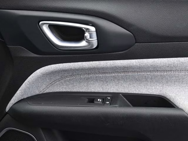 2022 Billet Silver Metallic Clearcoat Jeep Compass Latitude Lux 4X4 SUV