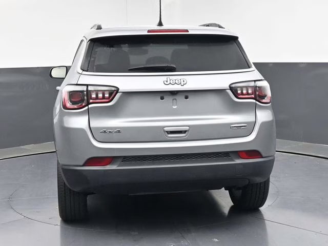 2022 Billet Silver Metallic Clearcoat Jeep Compass Latitude Lux 4X4 SUV