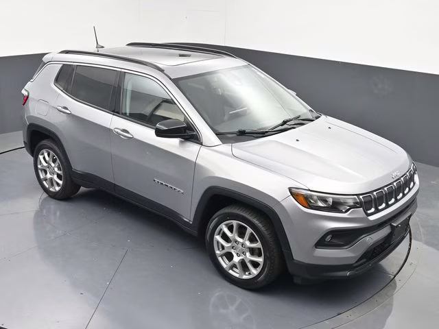 2022 Billet Silver Metallic Clearcoat Jeep Compass Latitude Lux 4X4 SUV