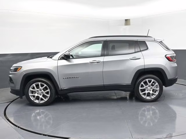 2022 Billet Silver Metallic Clearcoat Jeep Compass Latitude Lux 4X4 SUV