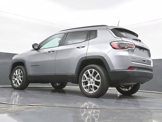 2022 Billet Silver Metallic Clearcoat Jeep Compass Latitude Lux 4X4 SUV