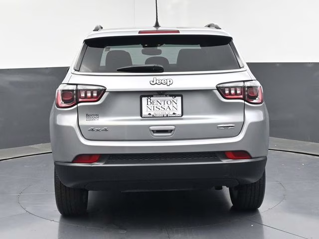 2022 Billet Silver Metallic Clearcoat Jeep Compass Latitude Lux 4X4 SUV