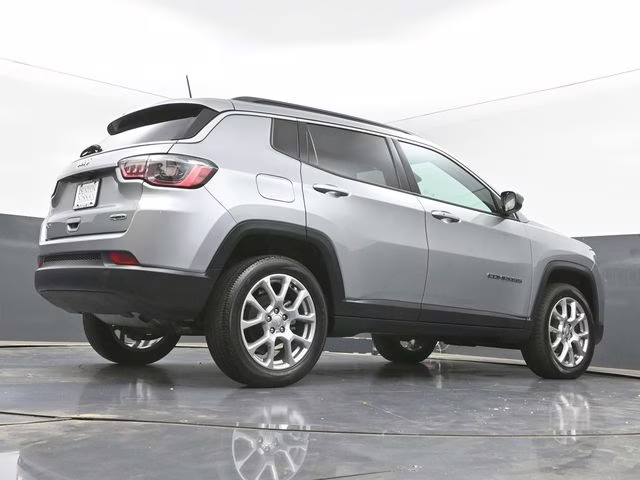 2022 Billet Silver Metallic Clearcoat Jeep Compass Latitude Lux 4X4 SUV