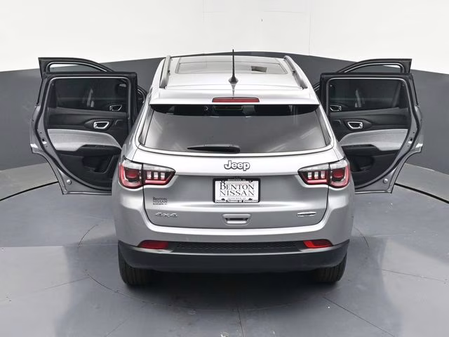 2022 Billet Silver Metallic Clearcoat Jeep Compass Latitude Lux 4X4 SUV