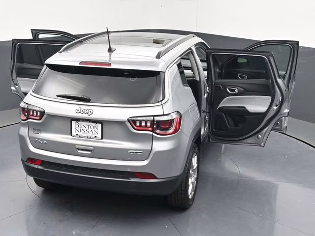 2022 Billet Silver Metallic Clearcoat Jeep Compass Latitude Lux 4X4 SUV