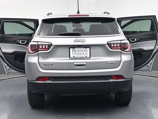 2022 Billet Silver Metallic Clearcoat Jeep Compass Latitude Lux 4X4 SUV