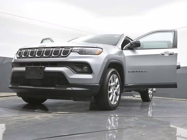 2022 Billet Silver Metallic Clearcoat Jeep Compass Latitude Lux 4X4 SUV