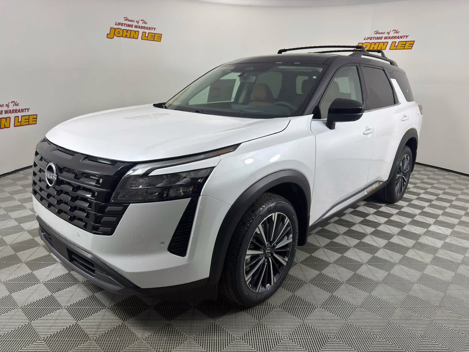 2026 Everest White Pearl Tricoat/Super Black Nissan Pathfinder Platinum 4X4 SUV