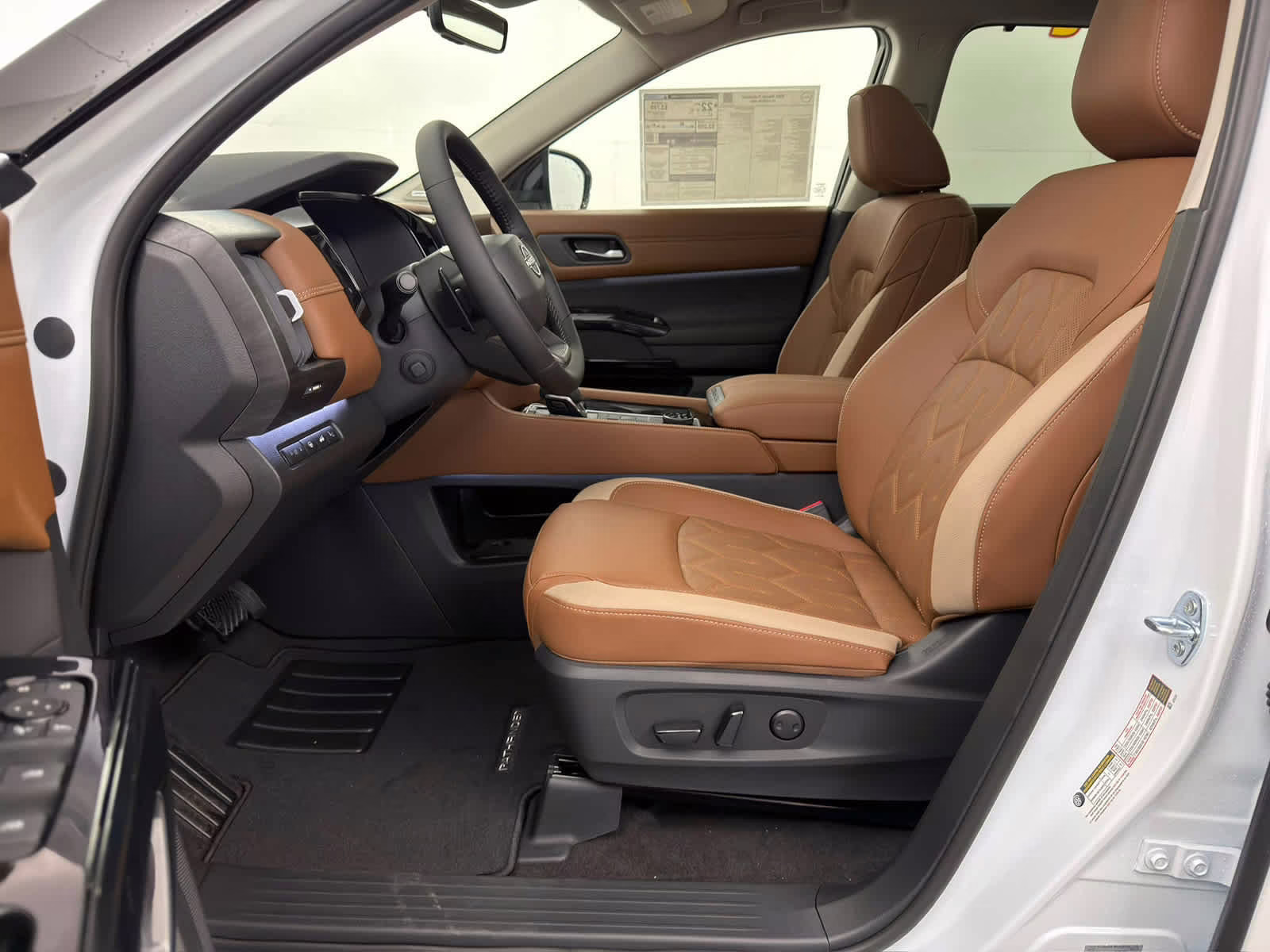 2026 Everest White Pearl Tricoat/Super Black Nissan Pathfinder Platinum 4X4 SUV