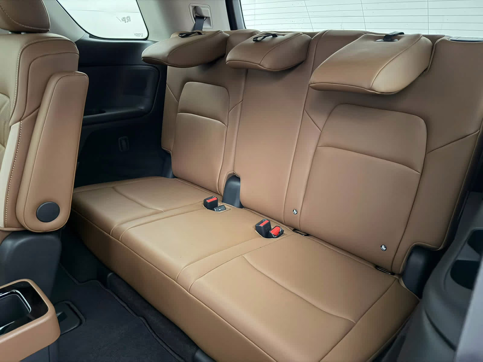 2026 Everest White Pearl Tricoat/Super Black Nissan Pathfinder Platinum 4X4 SUV