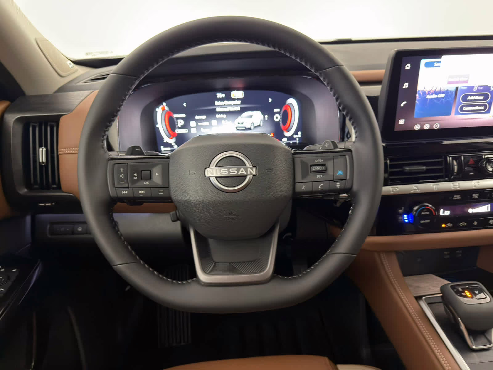 2026 Everest White Pearl Tricoat/Super Black Nissan Pathfinder Platinum 4X4 SUV