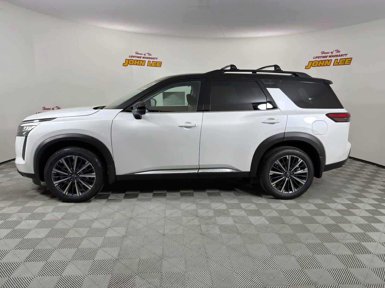 2026 Everest White Pearl Tricoat/Super Black Nissan Pathfinder Platinum 4X4 SUV