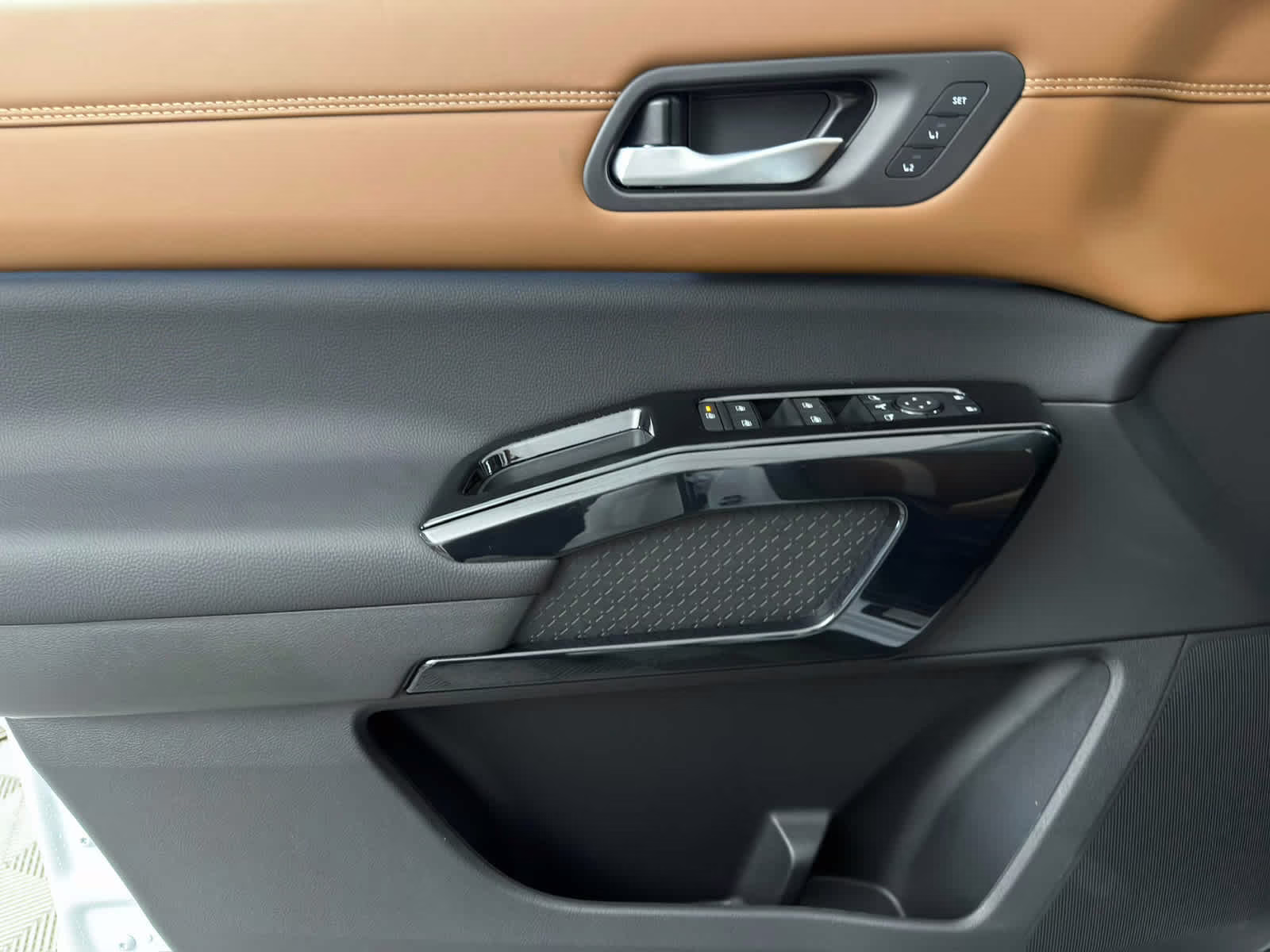 2026 Everest White Pearl Tricoat/Super Black Nissan Pathfinder Platinum 4X4 SUV