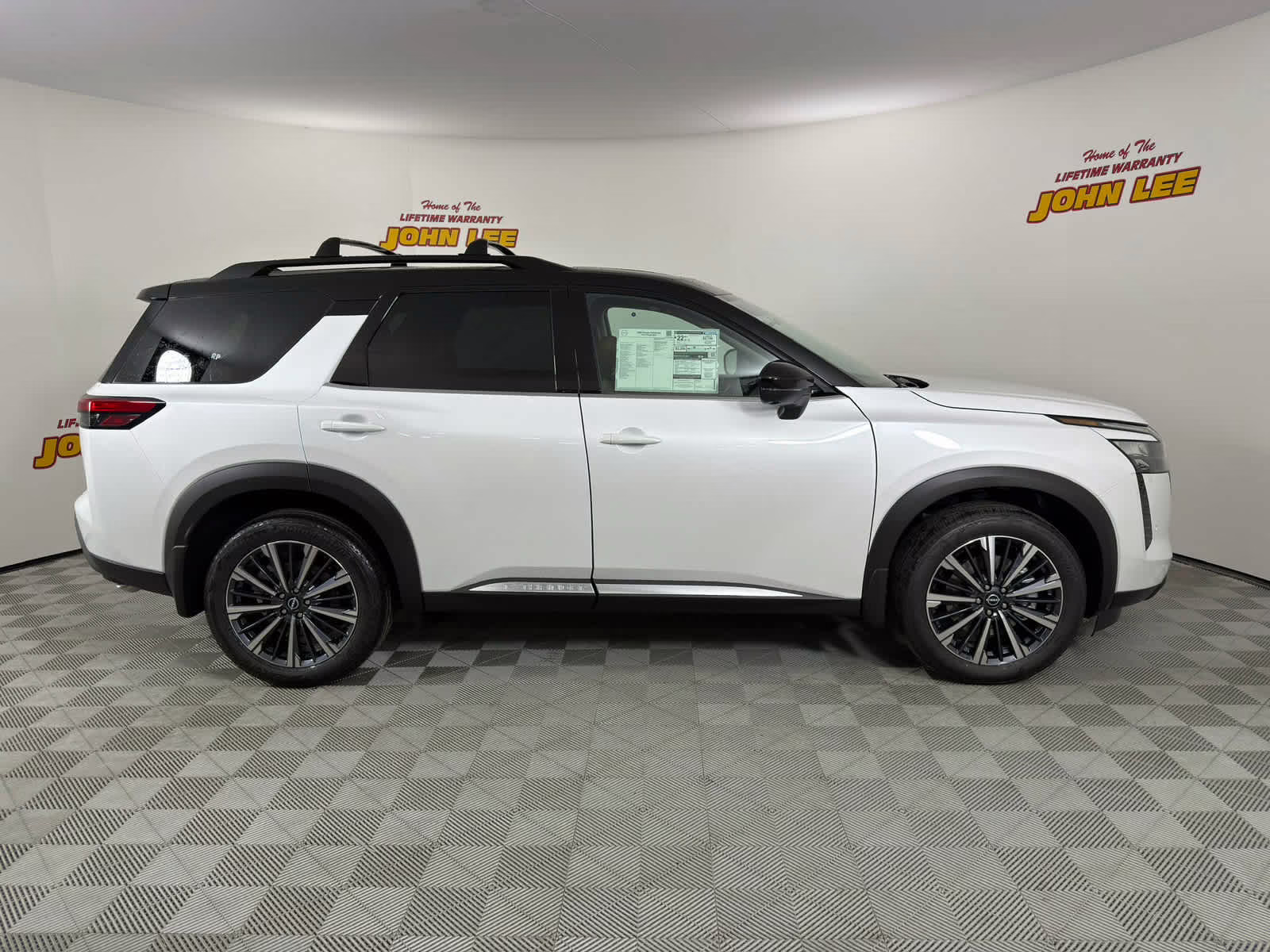 2026 Everest White Pearl Tricoat/Super Black Nissan Pathfinder Platinum 4X4 SUV