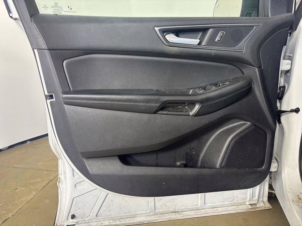 2020 Oxford White Ford Edge SE FWD SUV