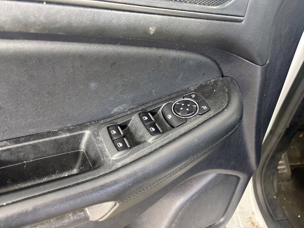 2020 Oxford White Ford Edge SE FWD SUV