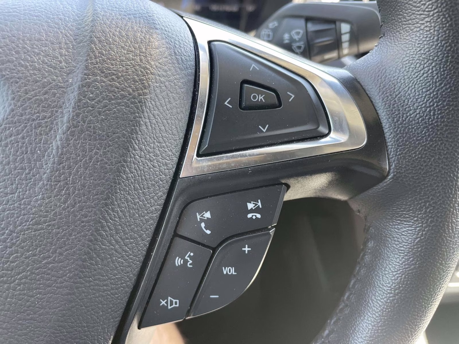 2024 Iconic Silver Metallic Ford Edge SEL AWD SUV