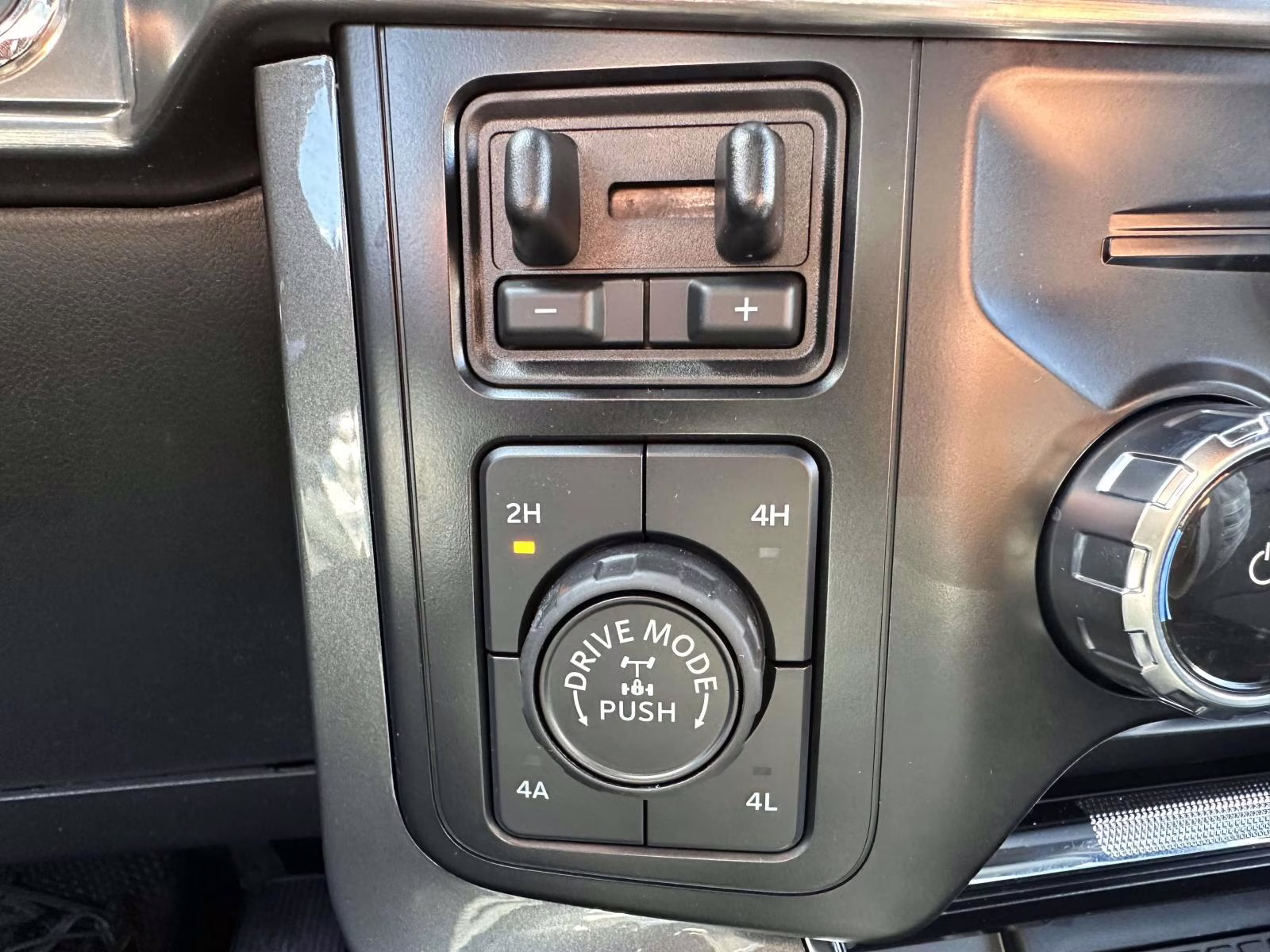 2023 Star White Metallic Tri-Coat Ford F-150 LARIAT 4WD SuperCrew 5.5' Box 4X4 Truck
