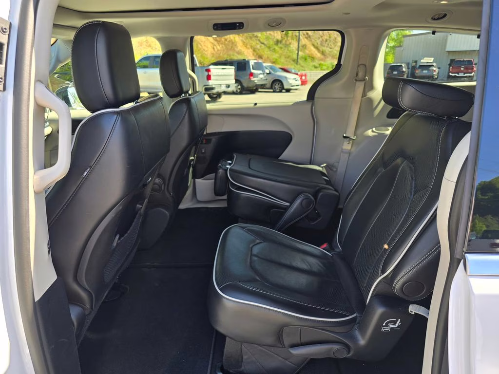 2024 Bright White Clearcoat Chrysler Pacifica Limited FWD Van