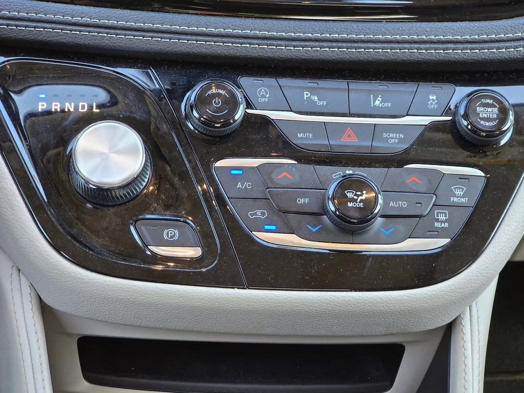 2024 Bright White Clearcoat Chrysler Pacifica Limited FWD Van