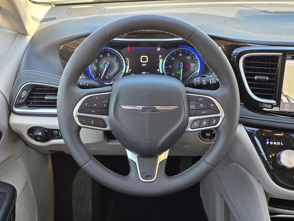 2024 Bright White Clearcoat Chrysler Pacifica Limited FWD Van