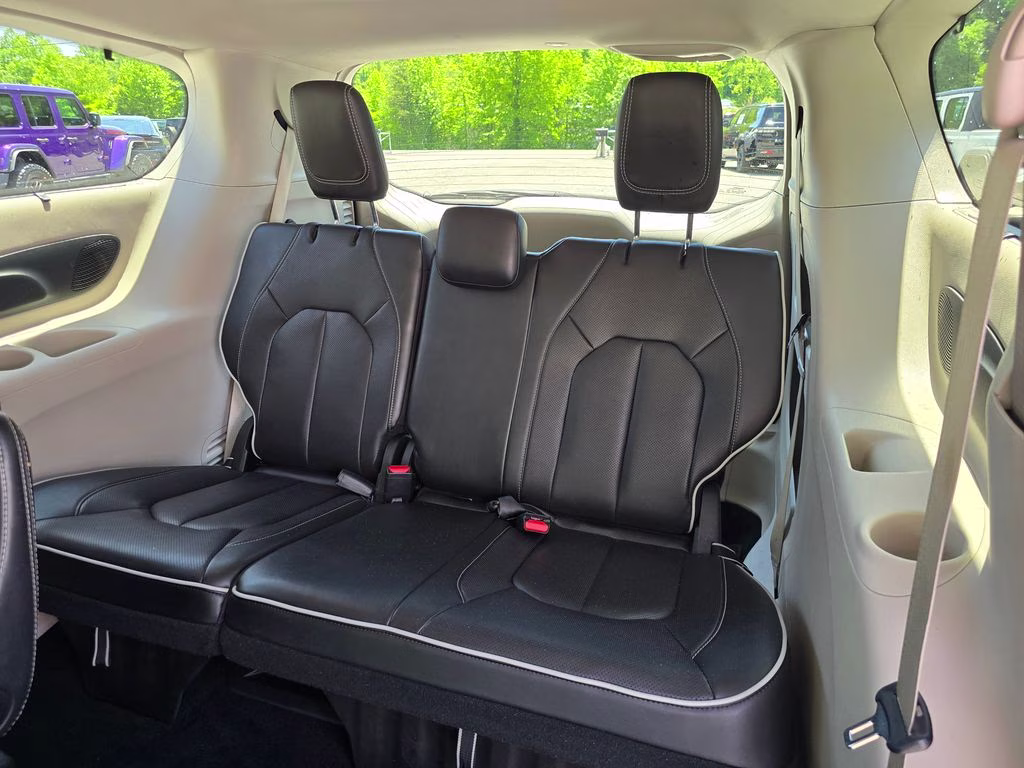 2024 Bright White Clearcoat Chrysler Pacifica Limited FWD Van