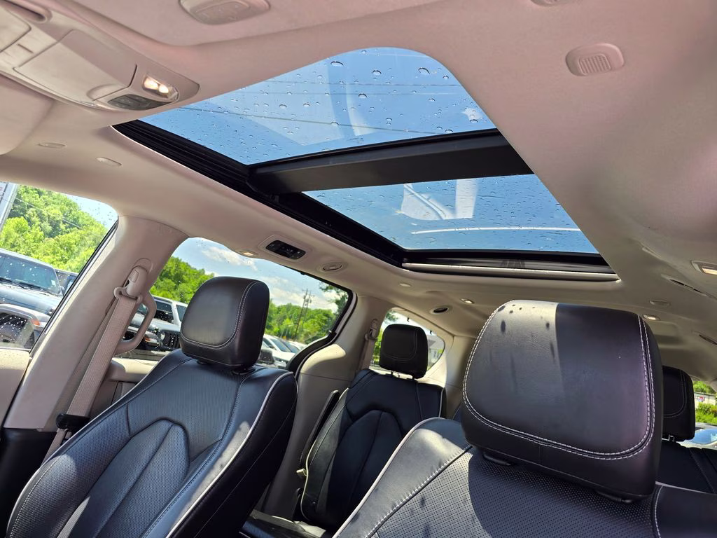 2024 Bright White Clearcoat Chrysler Pacifica Limited FWD Van