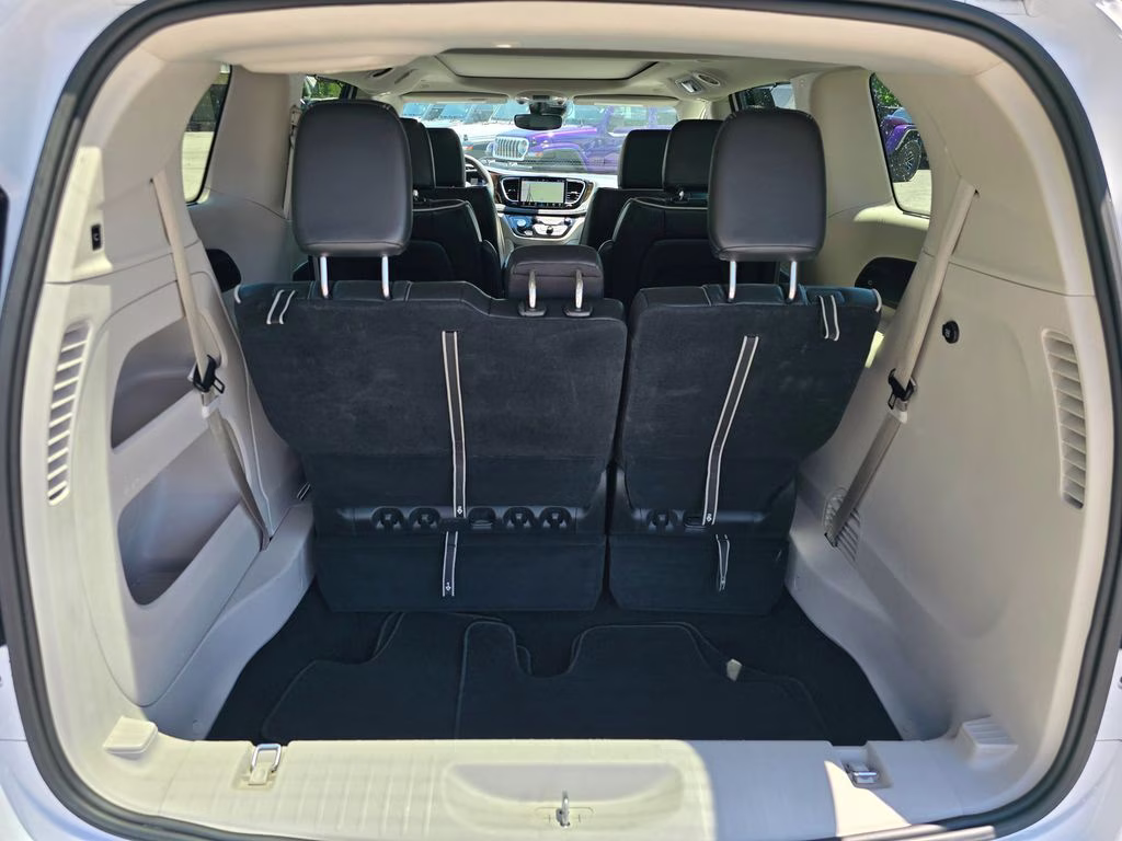 2024 Bright White Clearcoat Chrysler Pacifica Limited FWD Van
