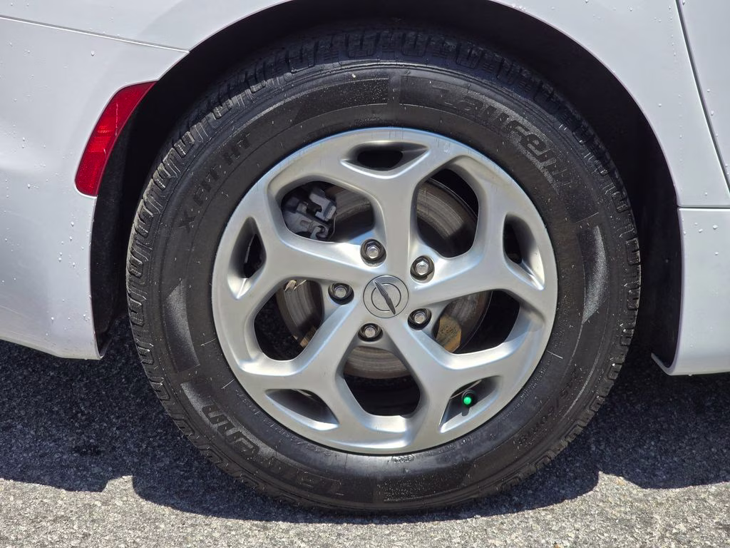 2024 Bright White Clearcoat Chrysler Pacifica Limited FWD Van