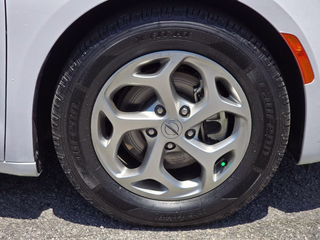 2024 Bright White Clearcoat Chrysler Pacifica Limited FWD Van
