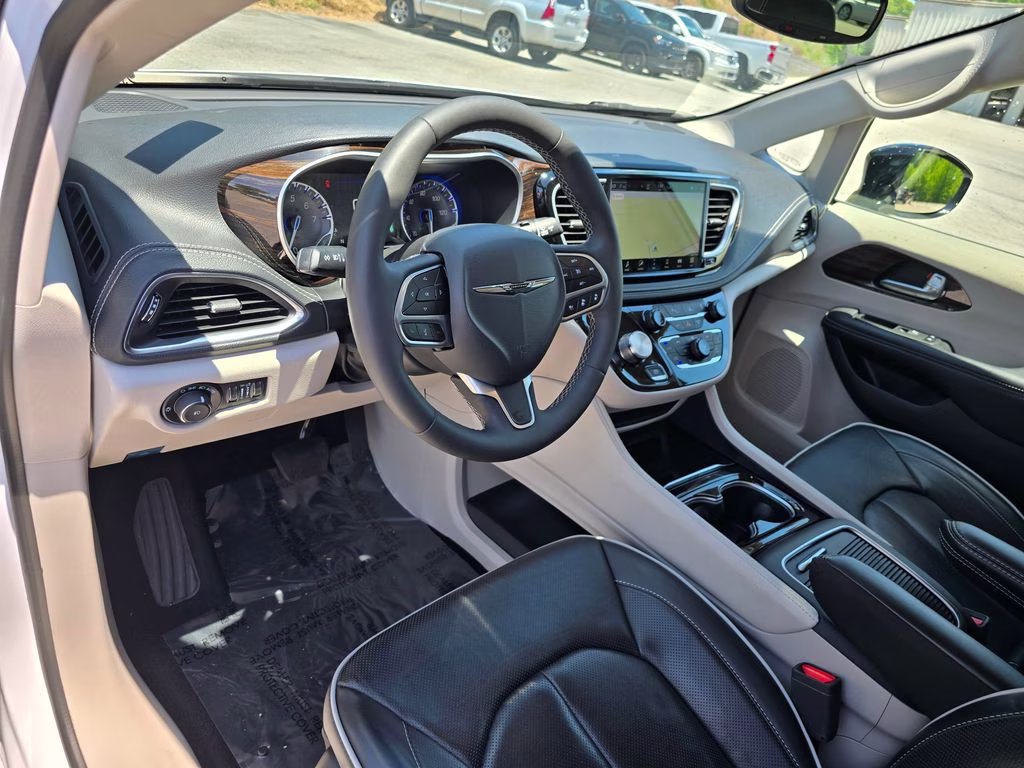 2024 Bright White Clearcoat Chrysler Pacifica Limited FWD Van