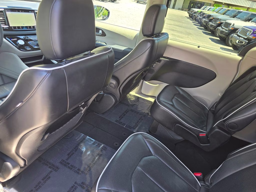 2024 Bright White Clearcoat Chrysler Pacifica Limited FWD Van