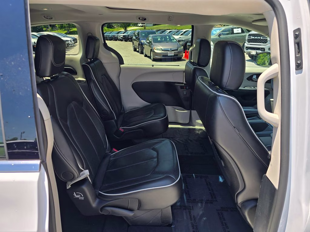 2024 Bright White Clearcoat Chrysler Pacifica Limited FWD Van