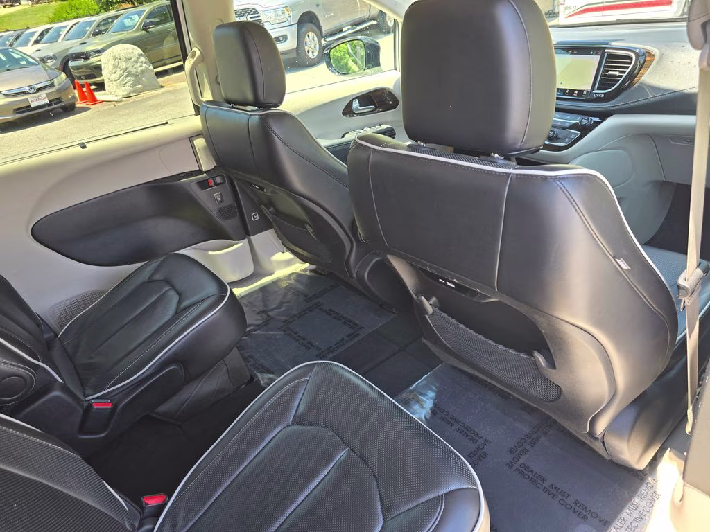 2024 Bright White Clearcoat Chrysler Pacifica Limited FWD Van
