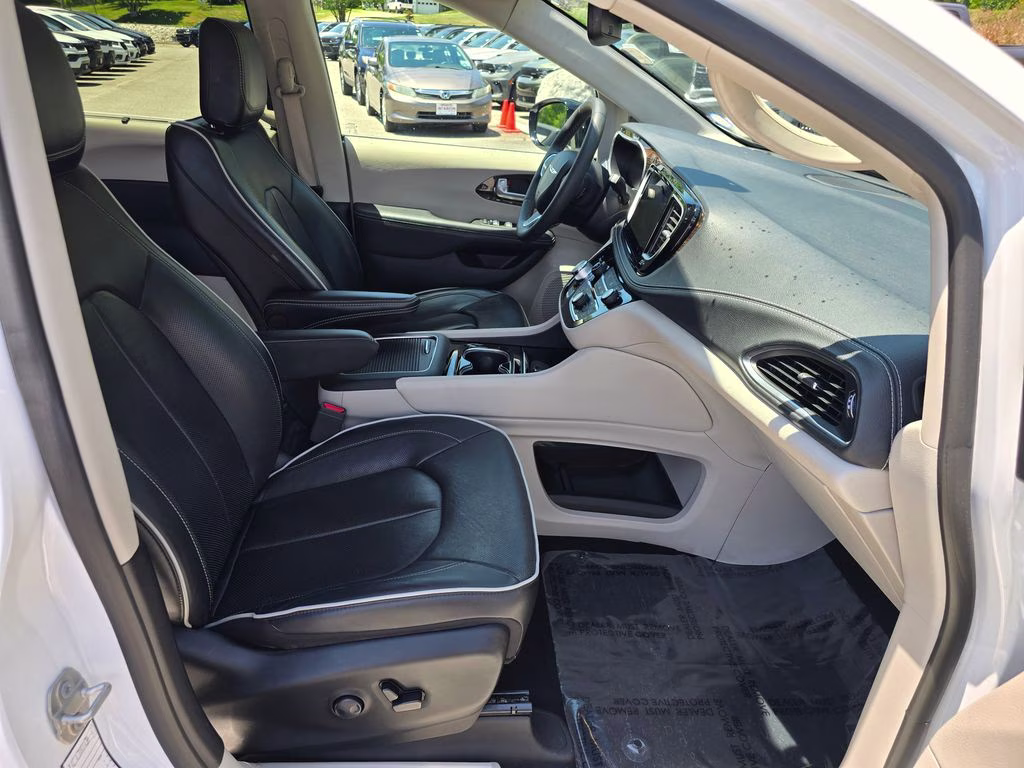 2024 Bright White Clearcoat Chrysler Pacifica Limited FWD Van