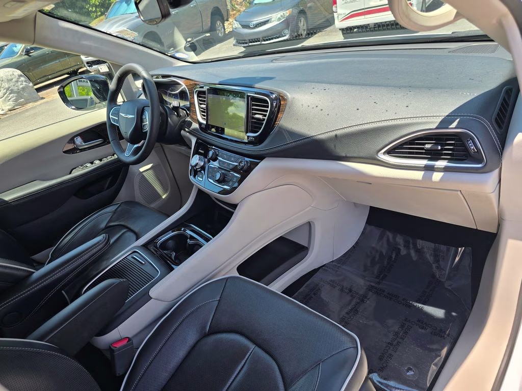 2024 Bright White Clearcoat Chrysler Pacifica Limited FWD Van