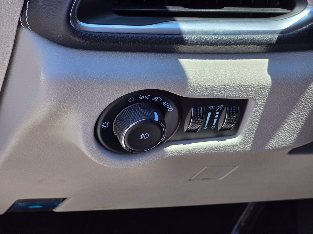 2024 Bright White Clearcoat Chrysler Pacifica Limited FWD Van