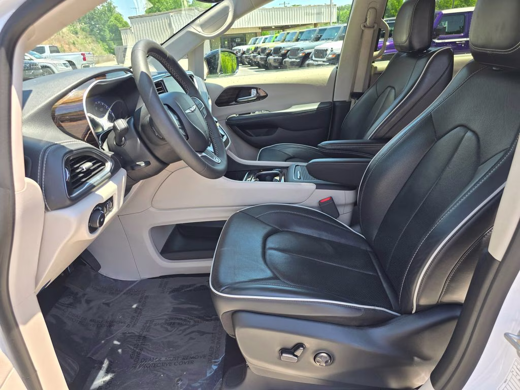 2024 Bright White Clearcoat Chrysler Pacifica Limited FWD Van