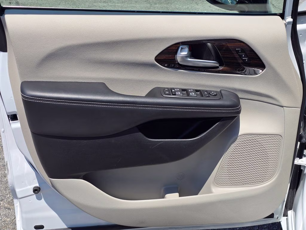 2024 Bright White Clearcoat Chrysler Pacifica Limited FWD Van