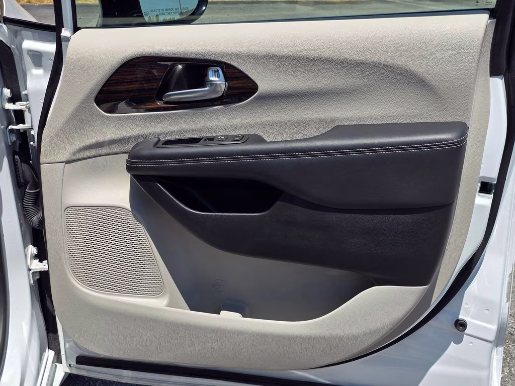 2024 Bright White Clearcoat Chrysler Pacifica Limited FWD Van