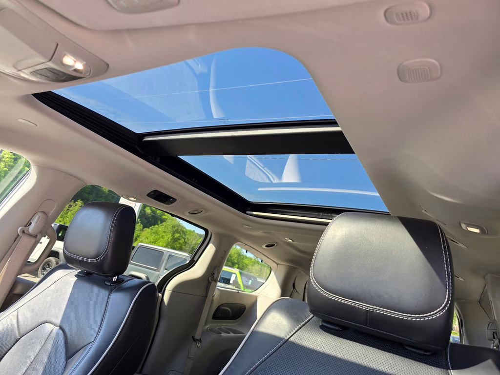 2024 Bright White Clearcoat Chrysler Pacifica Limited FWD Van